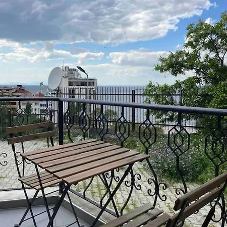 Stone With Beautiful View In Heart Of Apartamento