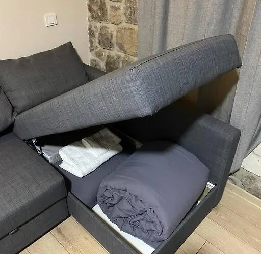 Stone With Beautiful View In Heart Of דירה *