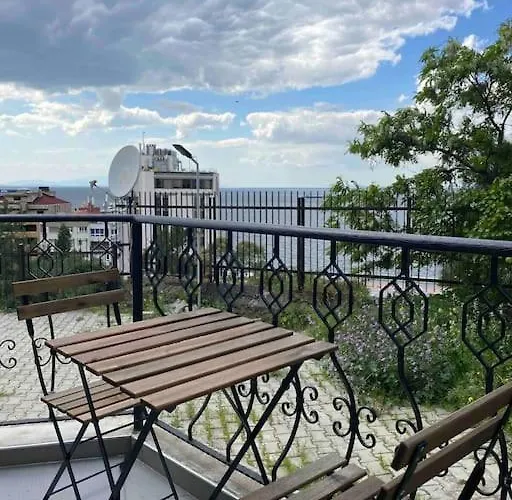 Stone With Beautiful View In Heart Of דירה