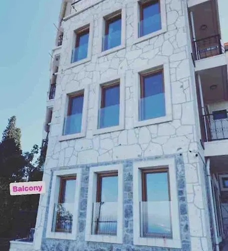 Stone With Beautiful View In Heart Of דירה איזמיר