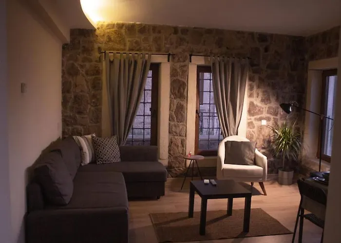 Stone With Beautiful View In Heart Of דירה