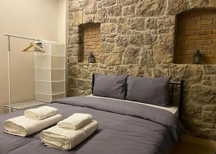 Stone With Beautiful View In Heart Of דירה איזמיר